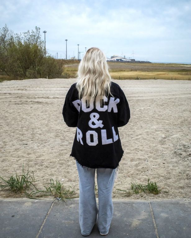 STRAATFOTOGRAFIE  De vrijheid van kijken, luisteren, voelen en slenteren.  Mijn plezier zit in het vastleggen van ‘gewone’ momenten met een verhalend karakter. Soms raadselachtig, grappig of ernstig. Het lijkt de waarheid maar is het niet. Het is de interpretatie van jou (en mij) van een moment van de werkelijkheid.